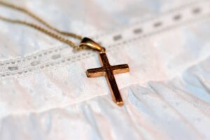 croix en or jaune traditionnelle
